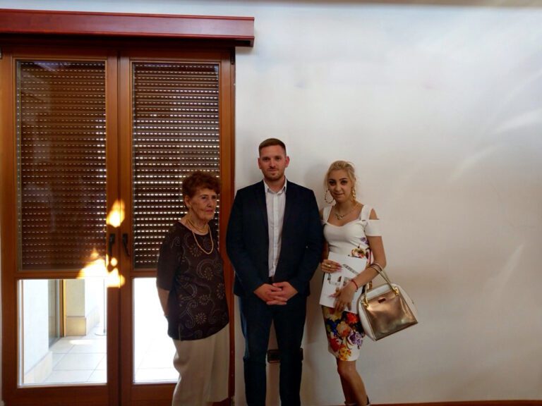 Értékesítés után az elégedett ügyfelekkel.