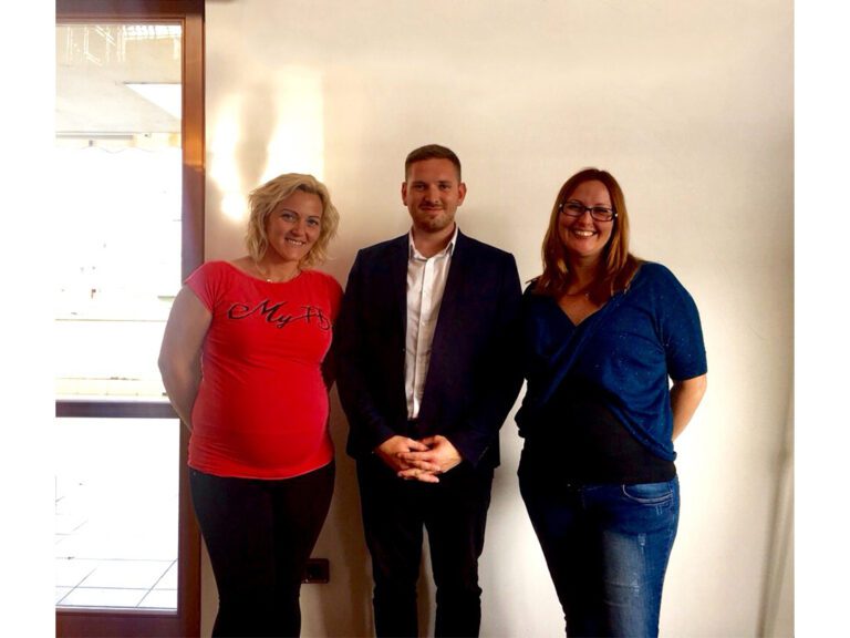 Értékesítés után az elégedett ügyfelekkel.