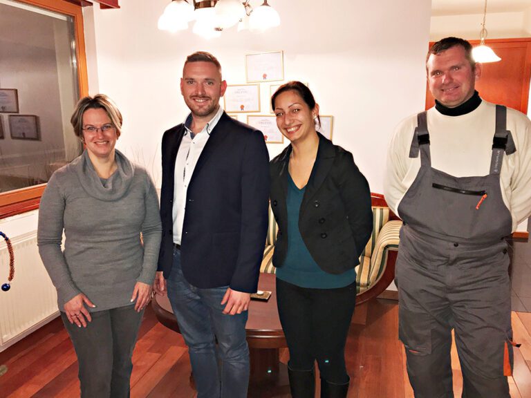 Értékesítés után az elégedett ügyfelekkel.