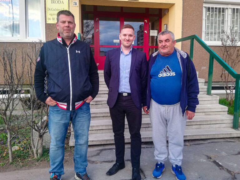 Értékesítés után az elégedett ügyfelekkel.