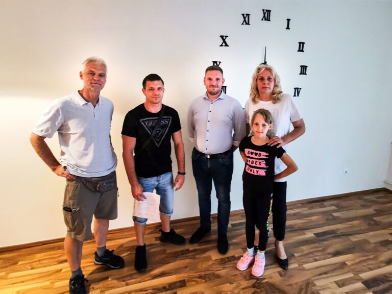 Értékesítés után az elégedett ügyfelekkel.